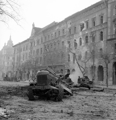 Magyarország, Budapest VIII.,Budapest IX., József körút, kilőtt teherautók a Práter utca közelében. Balra, távolabb a Ferenc körút - Üllői út sarok, a Ferenc körút 46. számú ház., 1956, ETH Zürich, Comet Photo AG/Jack Metzger, forradalom, utcakép, járműroncs, rom, Budapest, golyónyom, képarány: négyzetes, Zisz 151, GAZ 51, Fortepan #197821