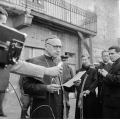 Magyarország, budai Vár, Budapest I., Úri utca 62., Prímási palota udvara. Mindszenty József bíboros hercegprímás, esztergomi érsek felsőpetényi őrizetéből való kiszabadulása után rádióbeszédet tart., 1956, ETH Zürich, Comet Photo AG/Jack Metzger, Budapest, pap, képarány: négyzetes, politika, mikrofon, Fortepan #197822