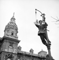 Magyarország, Győr, Városháza tér, háttérben a Városháza., 1956, ETH Zürich, Comet Photo AG/Jack Metzger, forradalom, szobor, lámpaoszlop, fiú, kamasz, képarány: négyzetes, Fortepan #197823