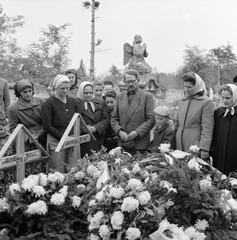 Magyarország, Mosonmagyaróvár, a felvétel az 1956. október 26-i sortűz áldozatainak temetésén készült., 1956, ETH Zürich, Comet Photo AG/Jack Metzger, fejfa, képarány: négyzetes, gyász, megemlékezés, koszorú, Fortepan #197825