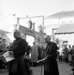 Magyarország, budai Vár, Budapest I., Úri utca 62., a Prímási palota udvara. Mindszenty József bíboros hercegprímás, esztergomi érsek felsőpetényi őrizetéből való kiszabadulása utáni rádióbeszédéről távozóban. Előtte személyi titkára, Turcsányi Egon nyugalmazott plébános., 1956, ETH Zürich, Comet Photo AG/Jack Metzger, Budapest, pap, képarány: négyzetes, Fortepan #197826