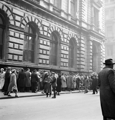 Magyarország, Petőfi Sándor utca 13-15. a Főposta., 1956, ETH Zürich, Comet Photo AG/Jack Metzger, kalap, tömeg, járókelő, utcakép, kabát, képarány: négyzetes, Fortepan #197827