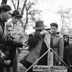 Magyarország, Mosonmagyaróvár, a felvétel az 1956. október 26-i sortűz áldozatának temetésén készült., 1956, ETH Zürich, Comet Photo AG/Jack Metzger, fejfa, idős ember, képarány: négyzetes, gyász, Fortepan #197830