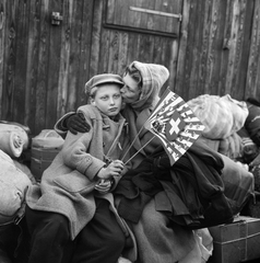 Svájc, Buchs, magyar menekültek., 1956, ETH Zürich, Comet Photo AG/Jack Metzger, puszi, Fortepan #197838