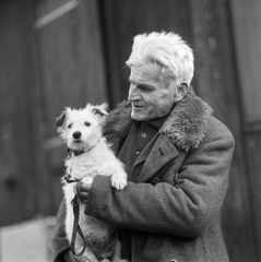 Svájc, Buchs, magyar menekült., 1956, ETH Zürich, Comet Photo AG/Jack Metzger, idős ember, kézben tartani, kutya, Fortepan #197842