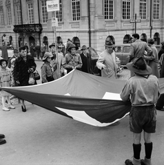 Svájc, Zürich, Münsterhof, a háttérben a Zunfthaus zur Meisen étterem., 1956, ETH Zürich, Comet Photo AG/Max A. Wyss, képarány: négyzetes, adománygyűjtés, ponyva, cserkész, Fortepan #197845