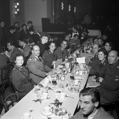 Svájc, Liestal, menekülttábor, a magyarok karácsonyi ünnepsége., 1956, ETH Zürich, Comet Photo AG/Jack Metzger, képarány: négyzetes, egyenruha, asztal, gyertya, Fortepan #197848