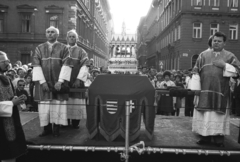 Magyarország, Budapest V., Szent István tér a Bazilika előtt, háttérben a Zrinyi utca. Az ereklyetartóban a Szent Jobb, a bazilika kupolájának megáldása alkalmával, 1985. augusztus 20-án., 1985, Szalay Zoltán, Budapest, Fortepan #197860