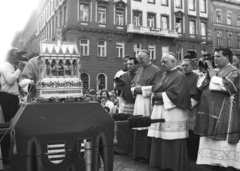 Magyarország, Budapest V., Szent István tér a Bazilika előtt. Az ereklyetartóban a Szent Jobb, a bazilika kupolájának megáldása alkalmával, 1985. augusztus 20-án. Középen Friedrich Wetter bíboros müncheni érsek és Lékai László bíboros, esztergomi érsek., 1985, Szalay Zoltán, Budapest, Fortepan #197861