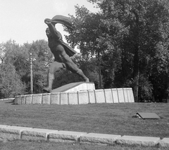 Hungary, Budapest XIV., Tanácsköztársasági emlékmű (Kiss István, 1969.) a Regnum Marianum templom helyén a Damjanich utcával szemben., 1970, Fortepan, sculpture, Budapest, Fortepan #1979