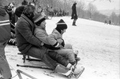 Magyarország, Tabán, Budapest I., szánkópálya a Naphegy utca és a Krisztina körút között., 1983, Szalay Zoltán, Budapest, gyerekek, szánkó, apa, Fortepan #197920