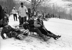 Magyarország, Tabán, Budapest I., szánkópálya a Naphegy utca és a Krisztina körút között., 1983, Szalay Zoltán, Budapest, nyújtott láb, szánkó, Fortepan #197921