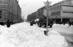 Hungary, Tapolca, Fő (Lenin) tér - Batsányi János utca sarok., 1987, Szalay Zoltán, snow, tractor, UN-brand, Fortepan #197935