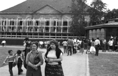 Hungary, Budapest I., Szent György tér, szemben a romos Sándor-palota, jobbra a Budavári Sikló pavilonja., 1987, Szalay Zoltán, Budapest, Fortepan #197942