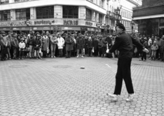 Magyarország, Budapest V., Váci utca, balra a Kristóf tér., 1986, Szalay Zoltán, Budapest, break tánc, Fortepan #197975