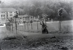 Magyarország, Komló, Sikonda Szálló, később Bányász Szanatórium., 1936, Privát Fotó és Film Archívum-Höfler Tibor gyűjtemény, motorkerékpár, Fortepan #19798