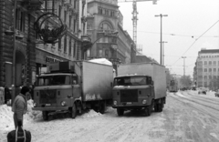 Hungary, Budapest VII.,Budapest VIII., Erzsébet (Lenin) körút a Blaha Lujza tér felé nézve. Élelmiszerszállítás az 1987. januári nagy havazás idején a Csemege Áruház / éjjel-nappal közért előtt., 1987, Szalay Zoltán, IFA-brand, number plate, Budapest, Fortepan #197991