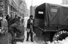 Hungary, Budapest VII.,Budapest VIII., Erzsébet (Lenin) körút a Rákóczi út felé nézve. Élelmiszerszállítás az 1987. januári nagy havazás idején a Csemege Áruház / éjjel-nappal közért előtt., 1987, Szalay Zoltán, Budapest, Fortepan #197993