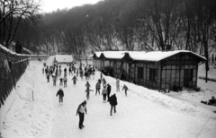 Magyarország, Budapest XII., Zugliget, jégpálya a megszűnt villamos-végállomás megmaradt épülete mellett., 1986, Szalay Zoltán, Budapest, Fortepan #198001