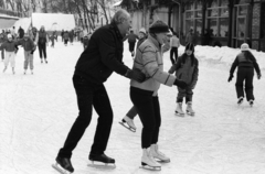 Magyarország, Budapest XII., Zugliget, jégpálya a megszűnt villamos-végállomás megmaradt épülete mellett., 1986, Szalay Zoltán, Budapest, Fortepan #198002