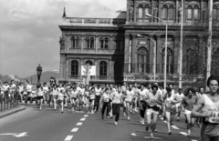 Hungary, Budapest V., Széchenyi István (Roosevelt) tér, háttérben a Magyar Tudományos Akadémia. A 2. budapesti Vivicittá városvédő futóverseny 1987. április 5-én., 1987, Szalay Zoltán, Budapest, Fortepan #198028