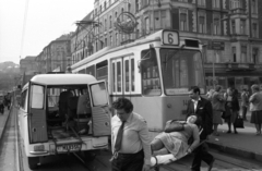 Magyarország, Budapest II., Margit híd budai hídfő, baleset a villamosmegállóban., 1986, Szalay Zoltán, Budapest, Fortepan #198066