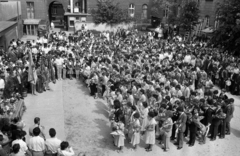 Hungary, Budapest VI., a Kvassay Jenő Műszaki Szakközépiskola udvara, balra a háttérben a nyitott kapu a Szondi utcára néz., 1987, Szalay Zoltán, graduation, Budapest, Fortepan #198073