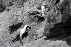 Magyarország, Kővágószőlős, Jakab-hegy,Mecsek, kirándulás a Babás szerkövekhez., 1935, Privát Fotó és Film Archívum-Höfler Tibor gyűjtemény, kirándulás, szikla, sziklán ülni, Fortepan #19808