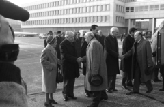 Magyarország, Ferihegyi (ma Liszt Ferenc) repülőtér, Budapest XVIII., Kádár János és a Londonba utazó küldöttség búcsúztatása. Kádár Jánosné Tamáska Mária, Németh Károly, Maróthy László, Trautmann Rezső kezet fog Várkonyi Péterrel, mögöttük Kótai Géza és David Hough Colvin., 1985, Szalay Zoltán, Budapest, Fortepan #198128