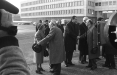 Magyarország, Ferihegyi (ma Liszt Ferenc) repülőtér, Budapest XVIII., Kádár János és a Londonba utazó küldöttség búcsúztatása. Kádár Jánosné Tamáska Mária, Németh Károly (takarva), Maróthy László Várkonyi Péterrel fog kezet, takarásban Trautmann Rezső., 1985, Szalay Zoltán, Budapest, Fortepan #198129