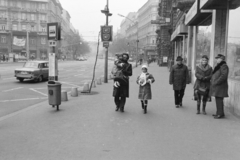 Magyarország, Budapest VII., Erzsébet (Lenin) körút a Rákóczi út felől nézve. Jobbra a Hungária (korábban és ma New York) kávéház és a Hiradó mozi, balra a Kertész utca torkolata a Dohány utcánál., 1985, Szalay Zoltán, Budapest, Fortepan #198134