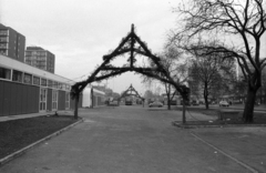 Magyarország, Budapest XVII., a Pesti út a Fő tér (Rákoskeresztúr városközpont autóbusz-végállomás) és a Ferihegyi út felé nézve., 1985, Szalay Zoltán, Budapest, autóbusz, Ikarus-márka, Ikarus 260, Ikarus 280, Fortepan #198136