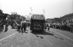 Magyarország, Budapest XIV.,Budapest VI., Ötvenhatosok tere (Felvonulási tér), május 1-i felvonulás. Balra a Tanácsköztársasági emlékmű, jobbra a Dózsa György út házsora., 1986, Szalay Zoltán, Budapest, Fortepan #198154