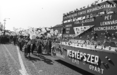 Magyarország, Budapest XIV., Ötvenhatosok tere (Felvonulási tér), május 1-i felvonulás., 1986, Szalay Zoltán, Budapest, Fortepan #198157