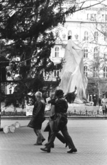 Magyarország, Budapest V., Vörösmarty tér, a télire letakart Vörösmarty Mihály szobor., 1986, Szalay Zoltán, Budapest, Fortepan #198160