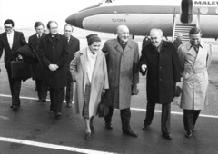 Magyarország, Ferihegyi (ma Liszt Ferenc) repülőtér, Budapest XVIII., Kádár János az MSZMP KB első titkára hazaérkezése Moszkvából 1986. november 12-én. Előtérben balról Borisz Sztukalin szovjet nagykövet, Kádár Jánosné, Kádár János, Németh Károly, Szűrös Mátyás., 1986, Szalay Zoltán, Budapest, repülőgép, Tupoljev-márka, Tupoljev Tu-134, MALÉV légitársaság, Fortepan #198198