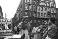 Magyarország, Budapest V., Szent István tér a Bazilika előtt, háttérben a Zrinyi utca. Friedrich Wetter bíboros müncheni érsek kezében a Szent Jobbal, a bazilika kupolájának megáldása alkalmával, 1985. augusztus 20-án. Jobbról a második Lékai László bíboros, esztergomi érsek., 1985, Szalay Zoltán, Budapest, Fortepan #198233