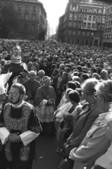 Magyarország, Budapest V., Szent István tér a Bazilika előtt, háttérben a Zrinyi utca. Szent Jobb körmenet a bazilika kupolájának megáldása alkalmával, 1985. augusztus 20-án., 1985, Szalay Zoltán, Budapest, Fortepan #198234