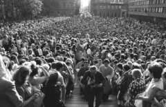 Magyarország, Budapest V., Szent István tér a Bazilika előtt, háttérben a Zrinyi utca. Szent Jobb körmenet a bazilika kupolájának megáldása alkalmával, 1985. augusztus 20-án., 1985, Szalay Zoltán, Budapest, tömeg, Fortepan #198235