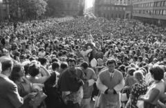 Magyarország, Budapest V., Szent István tér a Bazilika előtt, háttérben a Zrinyi utca. Szent Jobb körmenet a bazilika kupolájának megáldása alkalmával, 1985. augusztus 20-án., 1985, Szalay Zoltán, Budapest, Fortepan #198236