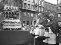 Magyarország, Budapest V., Szent István tér a Bazilika előtt. Az ereklyetartóban a Szent Jobb, a bazilika kupolájának megáldása alkalmával, 1985. augusztus 20-án. Szemben Friedrich Wetter bíboros müncheni érsek és Lékai László bíboros, esztergomi érsek., 1985, Szalay Zoltán, Budapest, Fortepan #198248