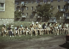 Magyarország, Oroszlány, Fürst Sándor utca az Irinyi János utca torkolatával szemben., 1983, Fortepan, fürdőruha, színes, plakát, étkezés, csoportkép, lakótelep, pihenés, nyár, fiúk, félmeztelen, Fortepan #19825