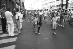 Magyarország, Budapest VII.,Budapest VIII., Rákóczi út az Osvát utca torkolatától a Keleti pályaudvar felé nézve. A Sport Aid elnevezésű, az afrikai éhezők megsegítésére rendezett futóverseny., 1986, Szalay Zoltán, Budapest, Fortepan #198255