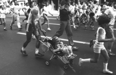 Magyarország, Budapest VII.,Budapest VIII., Rákóczi út az Osvát utca torkolatánál. A Sport Aid elnevezésű, az afrikai éhezők megsegítésére rendezett futóverseny., 1986, Szalay Zoltán, Budapest, Fortepan #198256