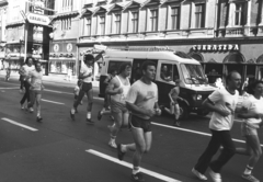 Magyarország, Budapest VII.,Budapest VIII., Rákóczi út, szemben a 47-49. és az 51. számú ház. A Sport Aid elnevezésű, az afrikai éhezők megsegítésére rendezett futóverseny., 1986, Szalay Zoltán, Mercedes-márka, futóverseny, Budapest, Nike-márka, Adidas-márka, Mercedes T1, Fortepan #198257