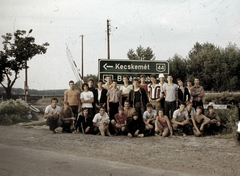 Magyarország, Tiszaug, Tiszahídfő vasúti megállóhely., 1983, Fortepan, vasút, színes, csoportkép, útjelző tábla, sorompó, légvezeték, Fortepan #19828