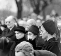 Magyarország, Budapest XII., Farkasréti temető, Kodály Zoltán temetése 1967. március 11-én. Jobbra az özvegye, Péczely Sarolta., 1967, Szalay Zoltán, Budapest, Fortepan #198354