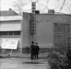 Hungary, Dunavecse, Platán vendéglő (később kisáruház) a Petőfi tér felől nézve., 1971, Szalay Zoltán, Fortepan #198372