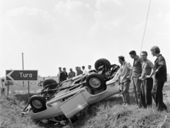 Magyarország, Hatvan, a Rákóczi út (3-as főút) melletti árok a mai Robert Bosch útnál, a Turai út torkolatával átellenben., 1971, Szalay Zoltán, bámészkodás, baleset, Fortepan #198384