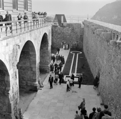 Magyarország, budai Vár, Budapest I., a Budavári Palota (korábban Királyi Palota) nyugati zárt udvara a Budapesti Történeti Múzeum bejáratától nézve., 1967, Szalay Zoltán, Budapest, Fortepan #198385